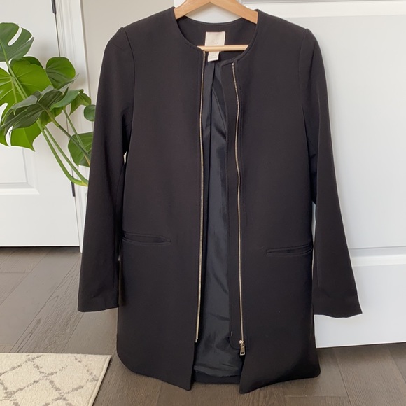 H&M coat, gently worn. Like new. Loose fit. - Picture 2 of 4